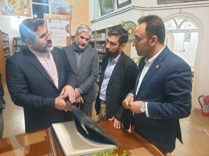 تاکید وزیر ارشاد بر شتاببخشی به بازسازی کتابخانه ۷۲ ساله شیراز