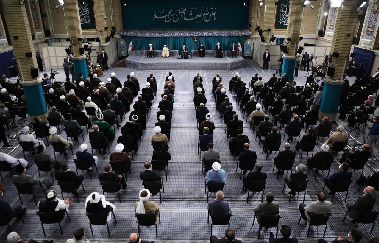Les chefs des trois pouvoirs et les membres de la Conférence de l'unité islamique reçus par le Leader de la RII