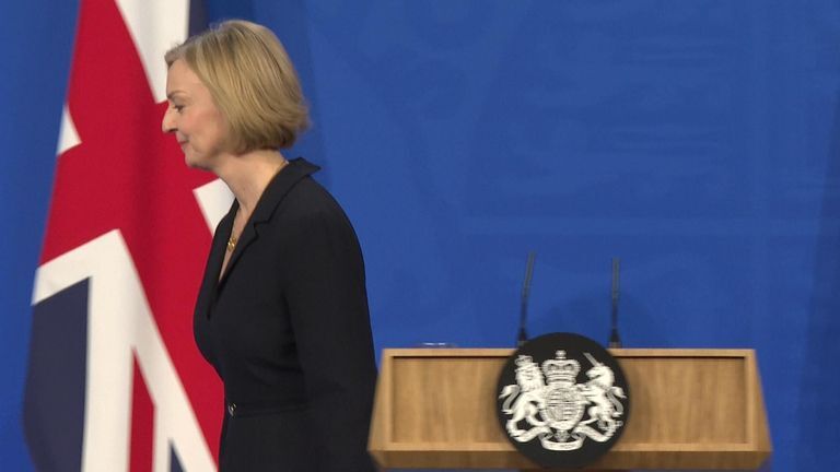 رسانه‌های انگلیس: نخست وزیر در بد مخمصه‌ای قرار دارد/قدرت تراس به مویی بند است