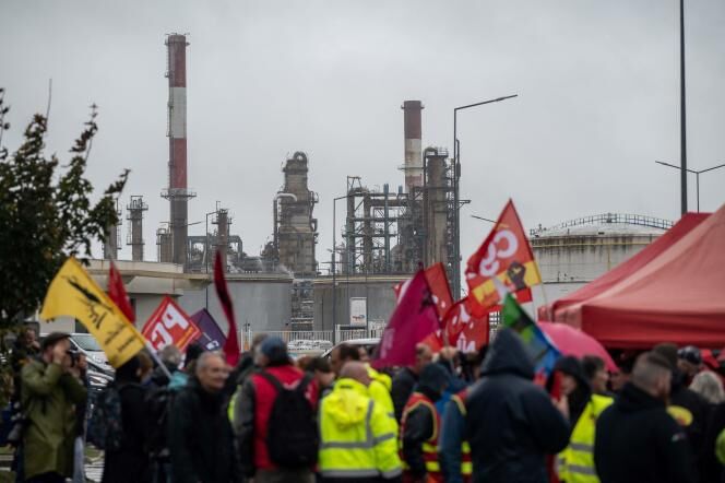 Les grèves continuent de s'amplifier en France