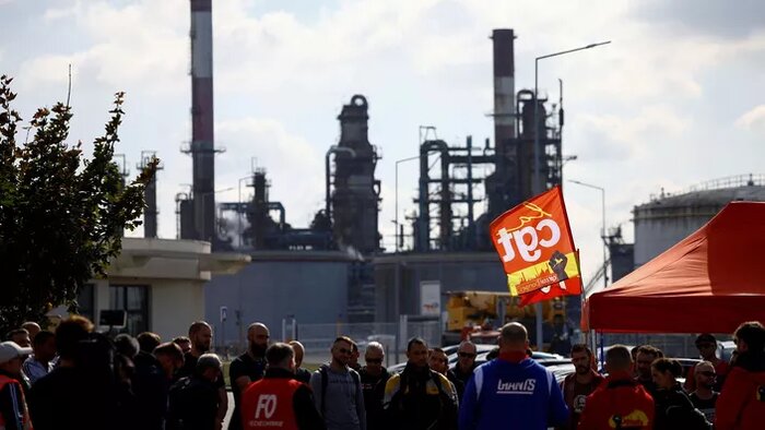 اعتصاب سراسری کارکنان مشاغل در فرانسه؛ دههاهزار نفر در اعتراضها شرکت کردند