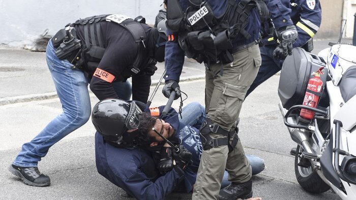 کشتار با ابزار قانون؛ روایت دلخراش خشونت‌ پلیس فرانسه+ فیلم و عکس