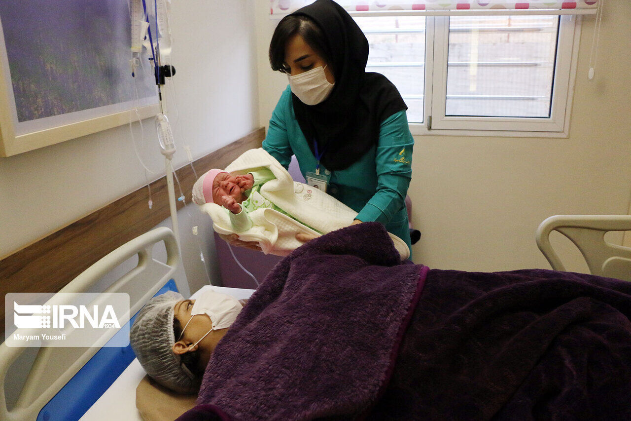 تولد فرزند سوم در جامعه ایرانی ۲/۵ درصد افزایش یافت
