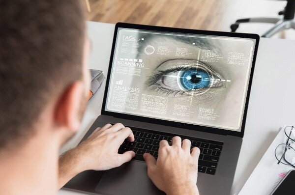 آیا نمایشگرها به چشم شما آسیب میزنند؟