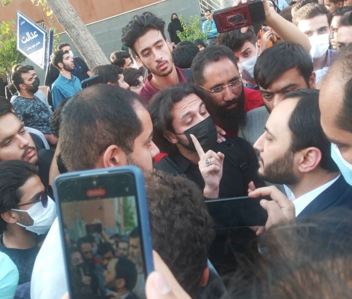 حضور سخنگوی دولت در جمع دانشجویان معترض دانشگاه علامه 