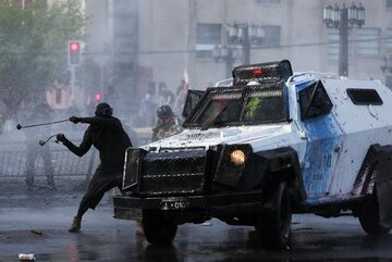 سومین سالگرد اعتراض‌های شیلی به خشونت کشیده شد +فیلم و عکس