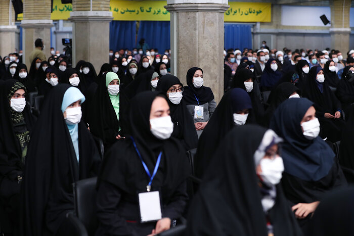 رهبر انقلاب: جوانان نخبه، هر کجا که باشند، امید خلق می کنند