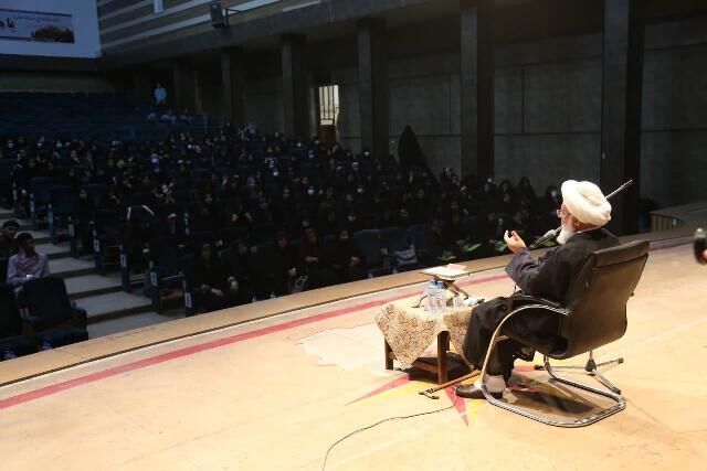 امام جمعه یزد: معلمان، سبک و هدف زندگی اسلامی را به دانش‌آموزان تعلیم دهند