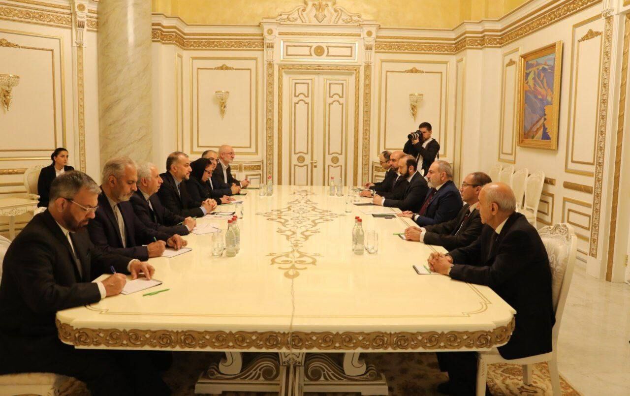 Iran FM holds talks with Armenia PM in Yerevan