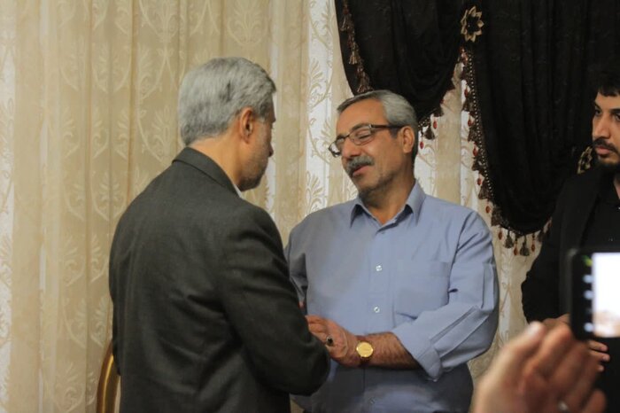 رئیس سازمان بسیج مستضعفین با خانواده شهید مدافع امنیت در ملایر دیدار کرد