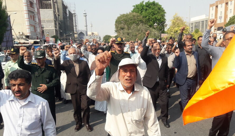 فیلم / خروش ضداستکباری دریادلان گناوه در راهپیمایی ۱۳ آبان 