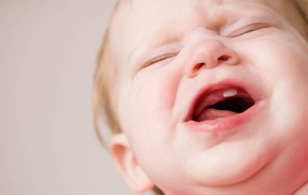 دندان شیری چه زمانی در می آید و میافتد؟