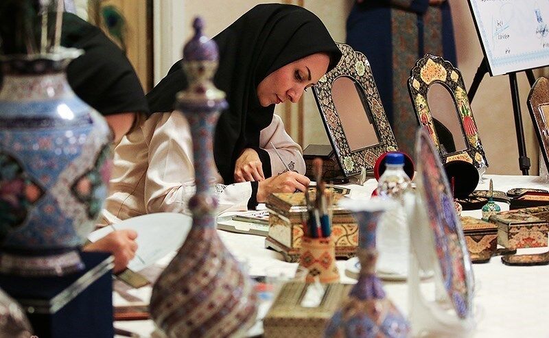 نمایشگاه آثار برگزیده هنرمندان صنایع دستی قزوین در تاکستان برپا شد