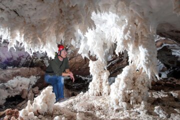 ردّپای برخی گردشگران ناآگاه، چالش جدی طولانی‌ترین غار نمکی دنیا در قشم
