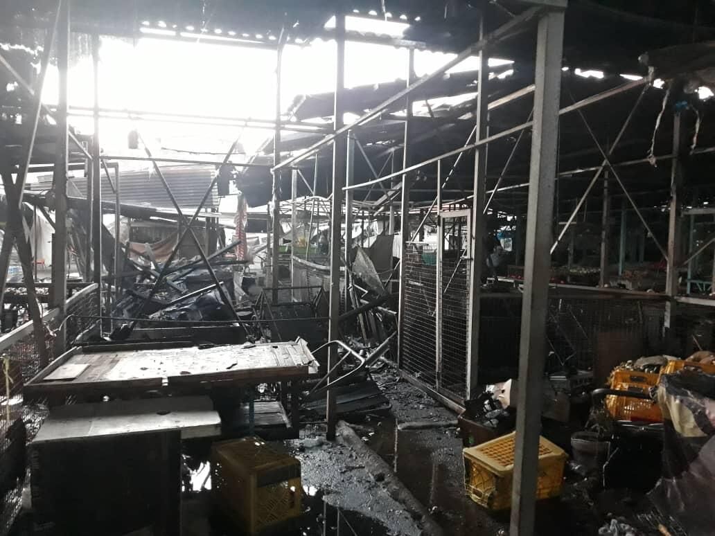 آتش سوزی در بازار ترهبار آبادان آتش سوزی در بازار ترهبار آبادان