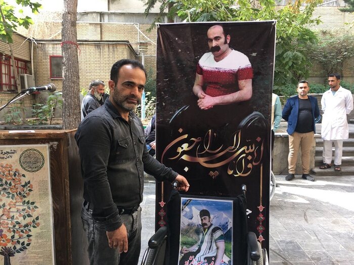 ثارالله به سوگ میرزا نشست