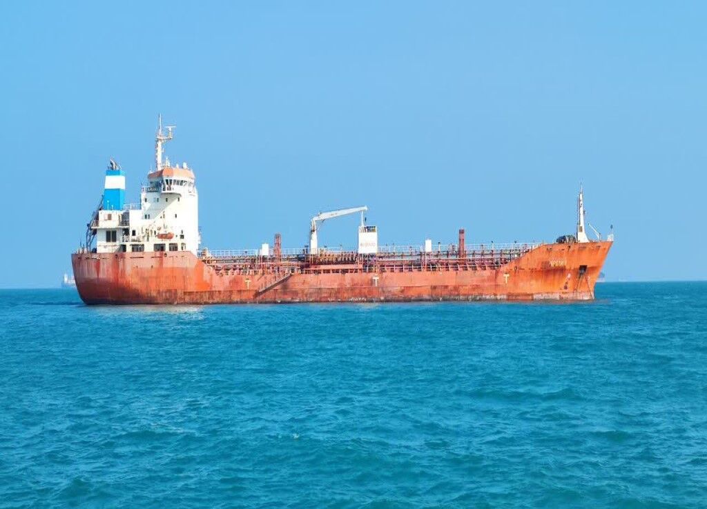 İran Fars Körfezi'nde 11 milyon litre kaçak akaryakıt taşıyan yabancı petrol gemisine el koydu