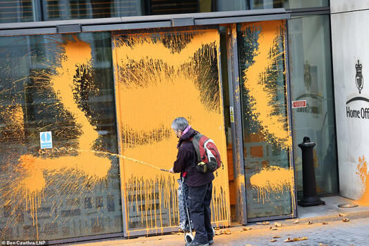 فعالان محیط زیست به ساختمان‌های دولت انگلیس رنگ پاشیدند