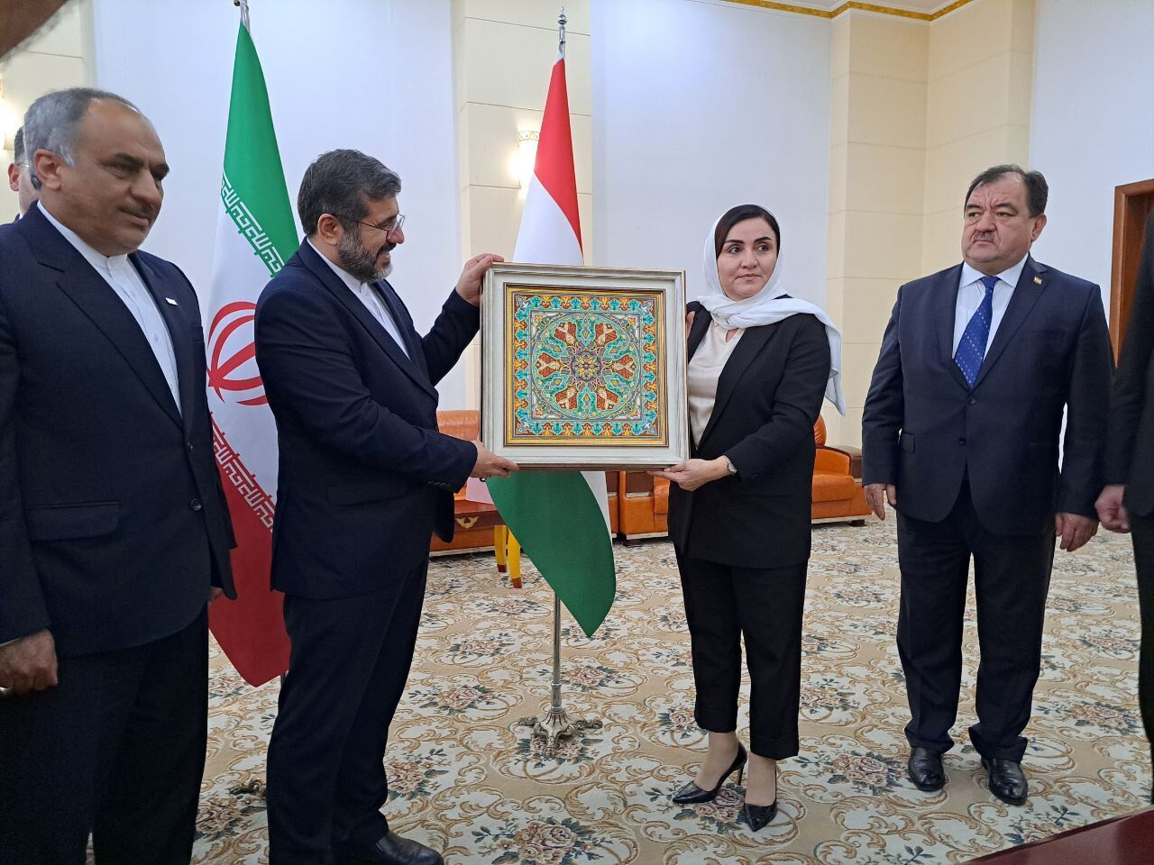 طهران ودوشنبة تؤكدان على ضرورة تعزيز العلاقات الثقافية
طهران ودوشنبة تؤكدان على ضرورة تعزيز العلاقات الثقافية