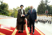 Der iranische Präsident begrüßt den armenischen Premierminister in Teheran
