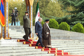 Le premier ministre arménien accueilli par le président Raïssi