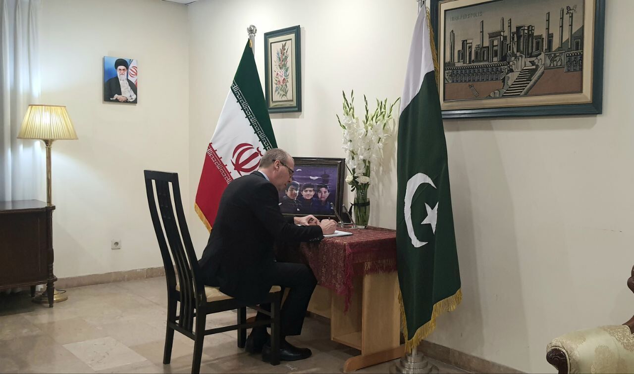 پاکستان میں ایرانی سفارتخانے میں شاہچراغ کے شہدا کی یاد میں تعزیتی کتاب رکھ دی گئی