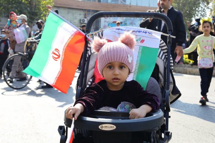 راهپیمایی ۱۳ آبان ساری از سلام فرمانده دانش آموزان تا حضور خردسالان