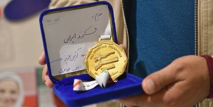 اولمپک چیمپئن نے "آرتین" کو اپنا تمغہ پیش کیا
