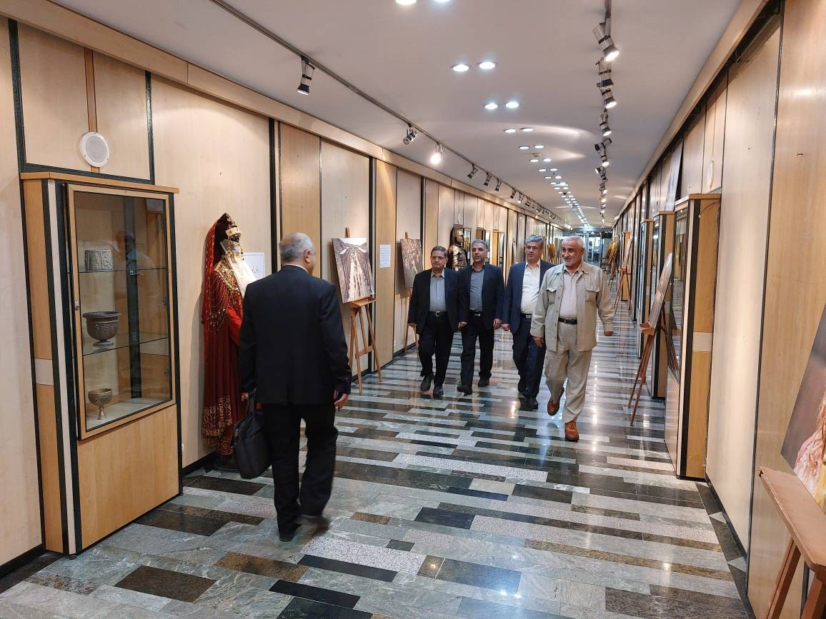 بازدید نمایندگان مجلس از نمایشگاه «سلمان‌فارسی»/ پاپوش‌های دوران ساسانی در خانه ملت