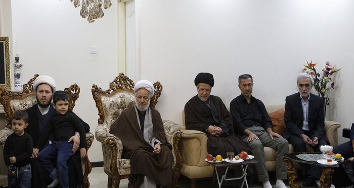 دیدار دبیر شورای عالی انقلاب فرهنگی با خانواده شهیدان اغتشاشات اخیر