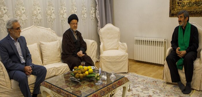 دیدار دبیر شورای عالی انقلاب فرهنگی با خانواده شهیدان اغتشاشات اخیر