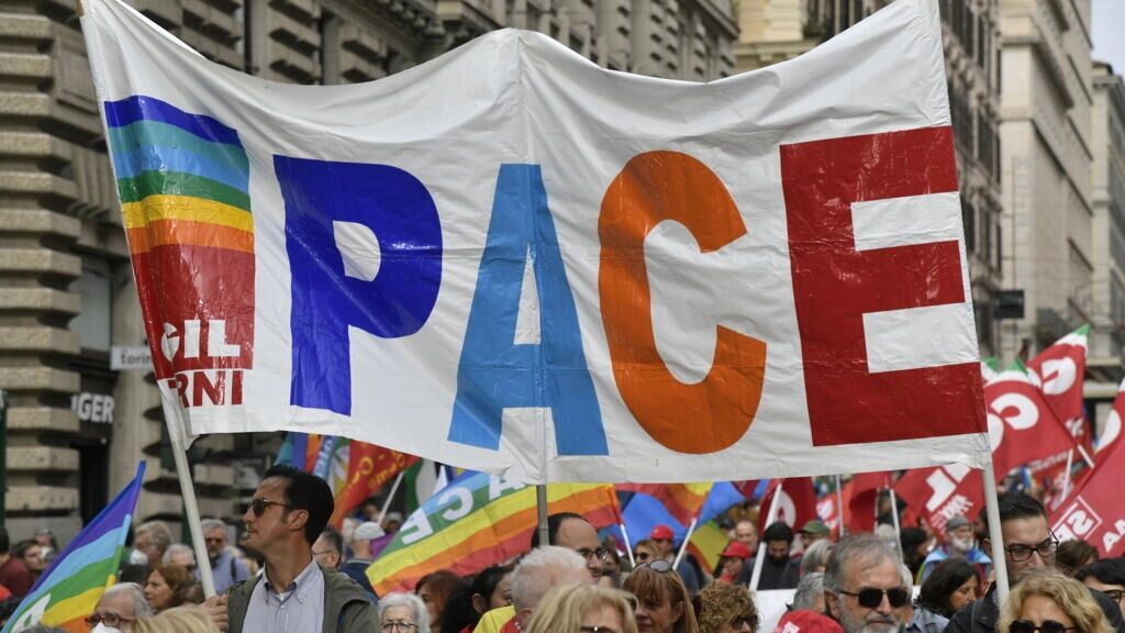 هزاران نفر در ایتالیا برای صلح در اوکراین دست به راهپیمایی زدند