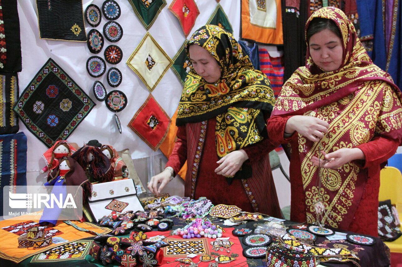 نمایشگاه اقوام، سوغات و صنایع دستی در بوشهر برپا شد