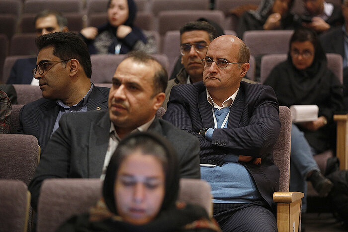 دهقانی فیروزآبادی: از توسعه پلتفرم ساخت، تولید و تامین اقلام حمایت میکنیم