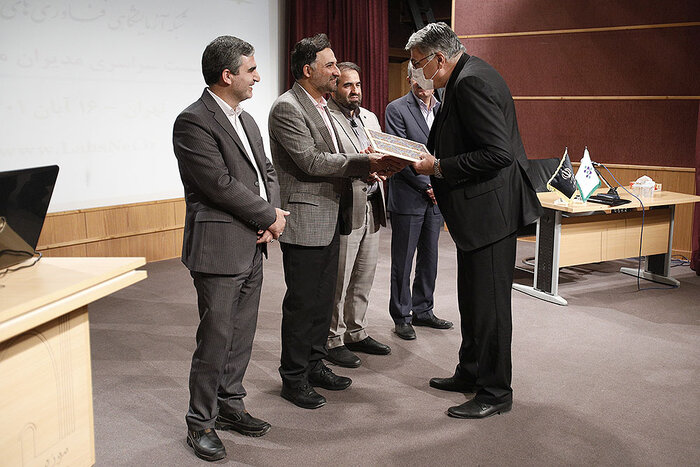 دهقانی فیروزآبادی: از توسعه پلتفرم ساخت، تولید و تامین اقلام حمایت میکنیم