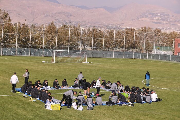 اتفاقهای جالب تمرین تیم ملی؛ از صرف نهار در زمین چمن تا فکر کردن رو به آسمان! + تصاویر