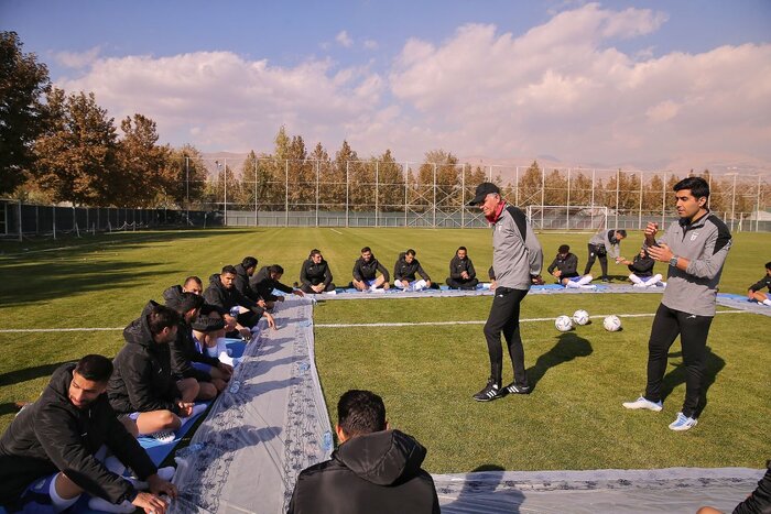 اتفاقهای جالب تمرین تیم ملی؛ از صرف نهار در زمین چمن تا فکر کردن رو به آسمان! + تصاویر