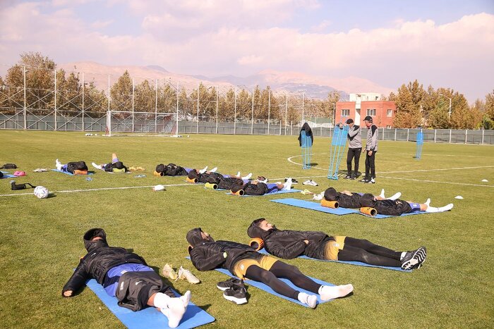 اتفاقهای جالب تمرین تیم ملی؛ از صرف نهار در زمین چمن تا فکر کردن رو به آسمان! + تصاویر