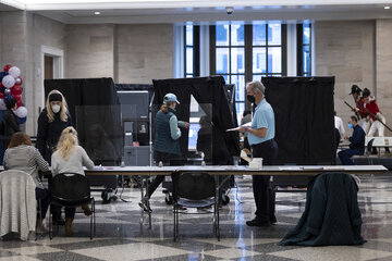 خرابی دستگاههای اخذ رای و رای دادن دستی آمریکایی‌ها 