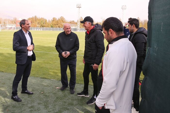 میهمانان تمرین تیم ملی هر روز بیشتر از دیروز/ عکس یادگاری کیروش با مربیان جوان + تصاویر