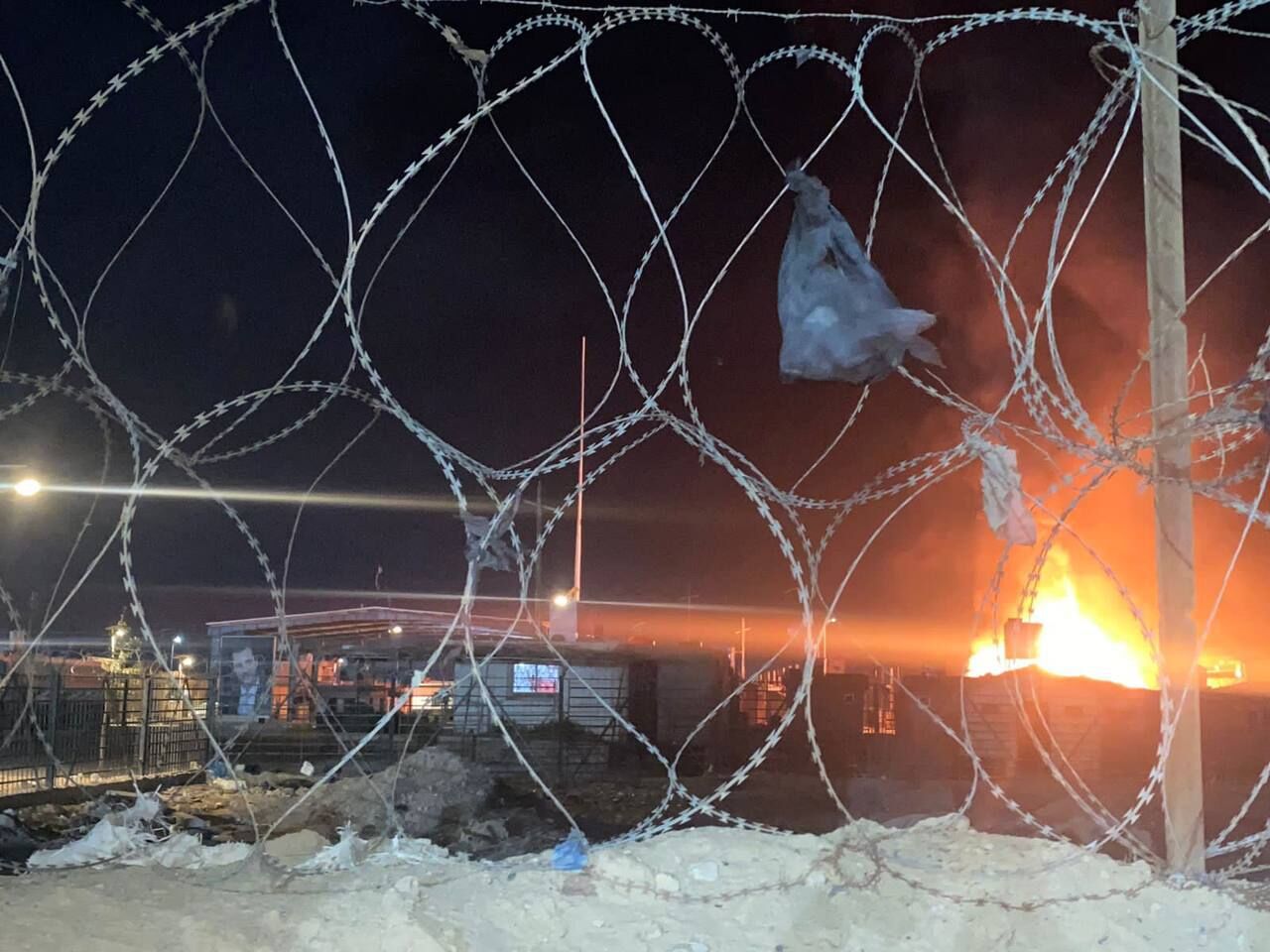 Deux camions-citernes transportant du carburant iranien vers le Liban visés par une frappe aérienne Deux camions-citernes transportant du carburant iranien vers le Liban visés par une frappe aérienne