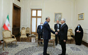 El ministro de Exteriores de Irán se reúne con el secretario general de la ECO