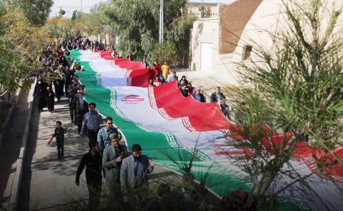 جشن پرچم با حضور ملی پوشان فوتبال ساحلی در مهریز یزد برگزار شد