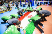 سجده ملی‌پوشان والیبال نشسته بر پرچم ایران 