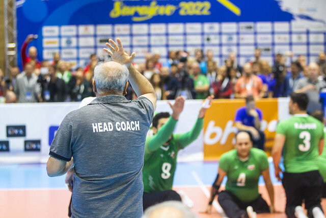 رضایی:پرچم نماد عزت و افتخار ایران است/ افتخاری بالاتر از بوسه بر این نماد نداریم