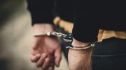 دستبند پلیس بر دستان کلاهبردار کارت‌های عابر بانک در شادگان