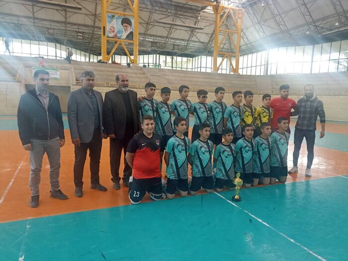 تنور داغ فوتبال همدان در سرمای پاییزی