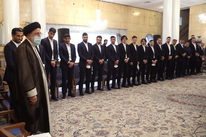 از بدرقه ملیپوشان فوتبال ایران با حضور آیتالله رئیسی تا اعلام آمادگی زلنسکی برای صلح با روسیه