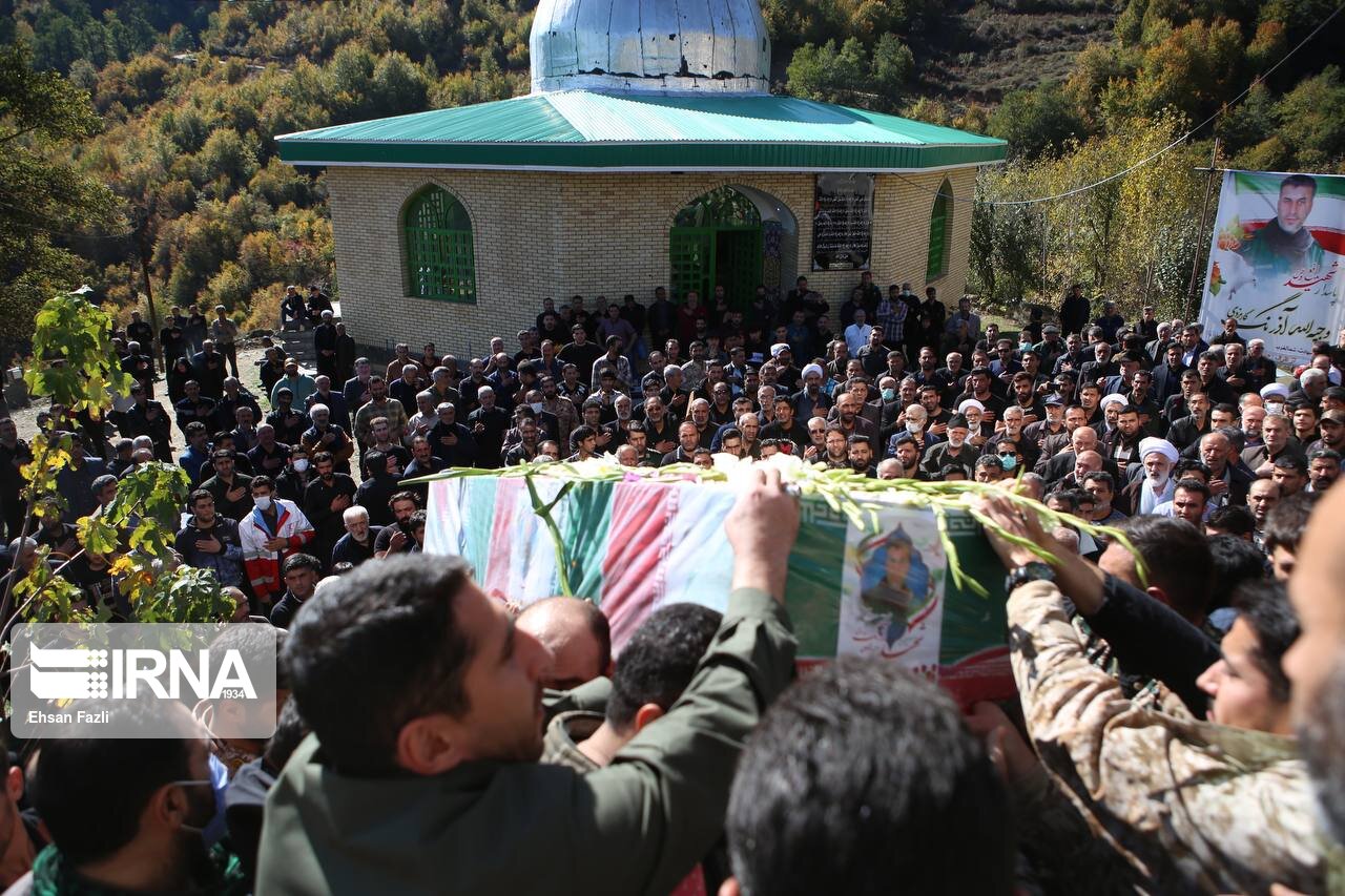 پیکر شهید مدافع امنیت در سوادکوه تشییع و درگلزار روستای " کارمزد " آرام گرفت 