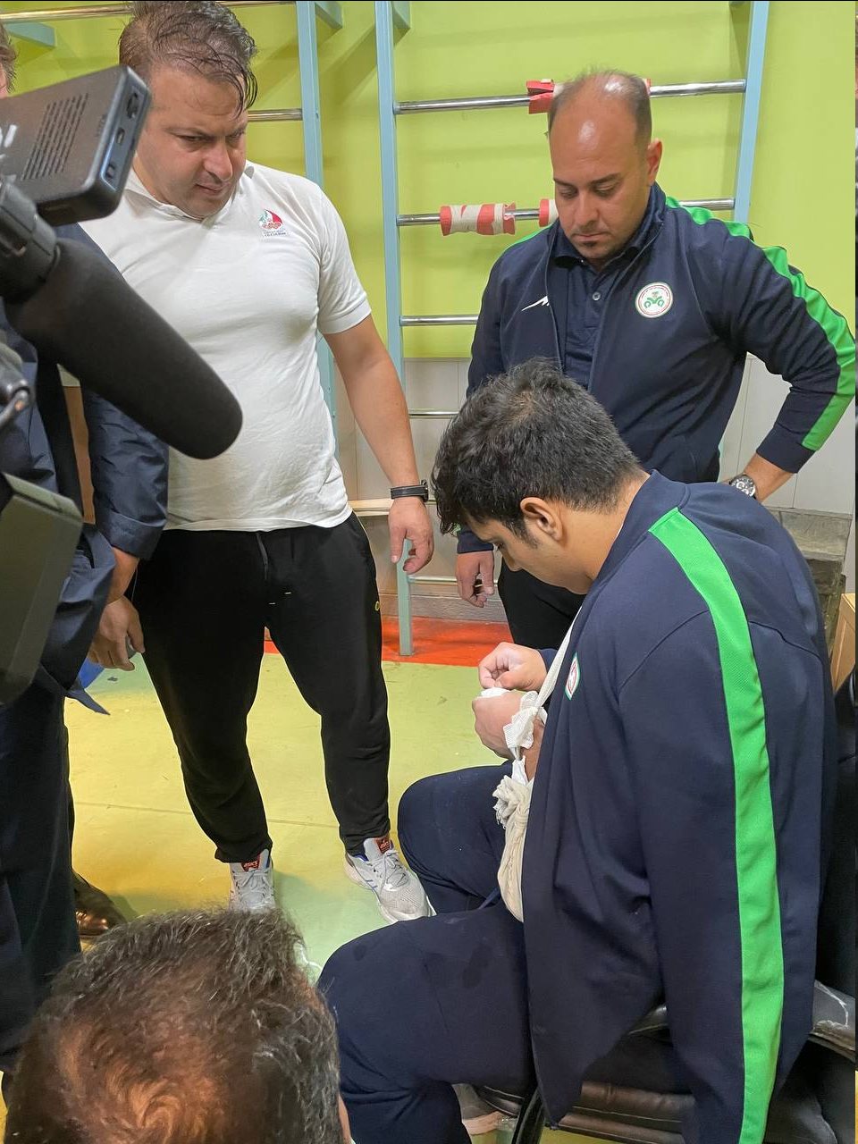 شوک به وزنهبرداری؛ معتمدی مصدوم شد